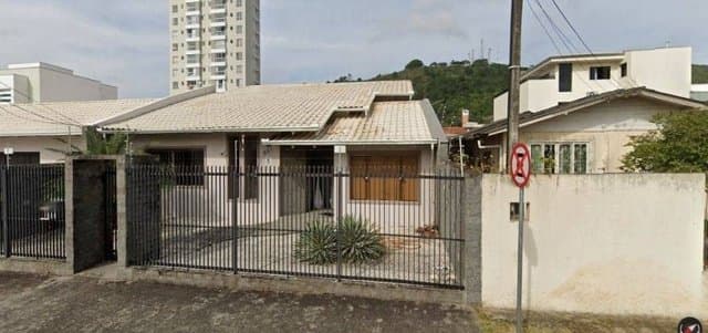 Foto 1 de Casa 1 suíte + 2 dorms à venda · Centro, Itajaí · 517 m²